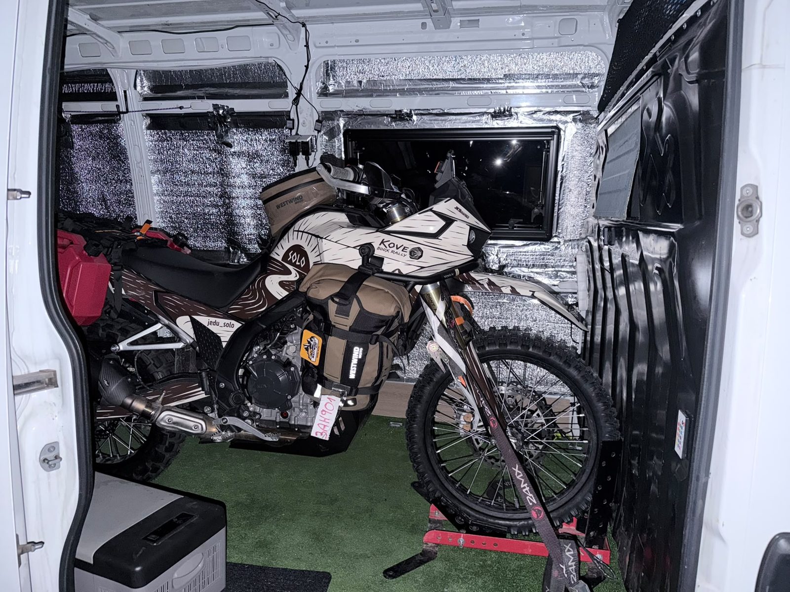 Motorka v dodávce na jedné z etap štafety do Varšavy.